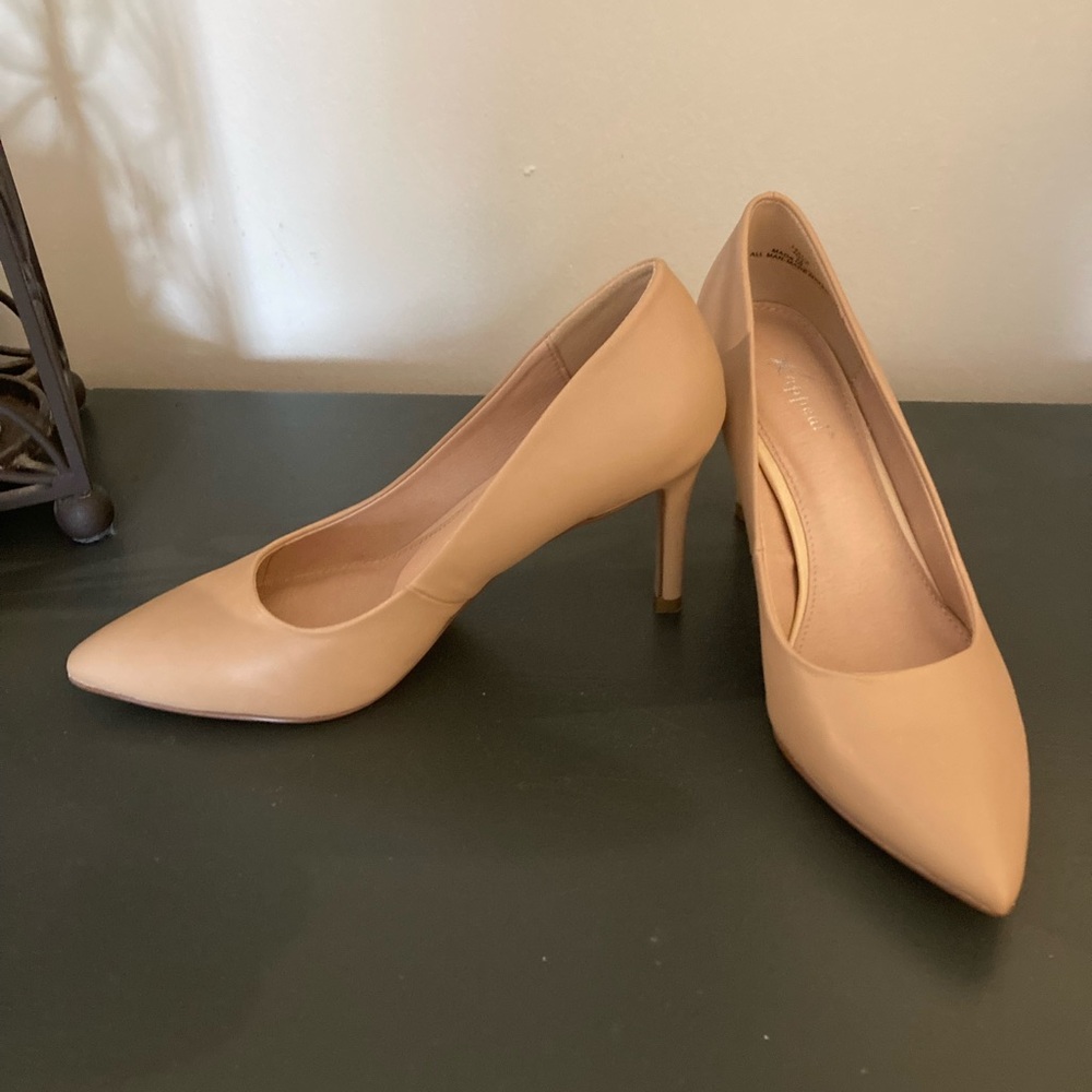 Womens neutral pumps